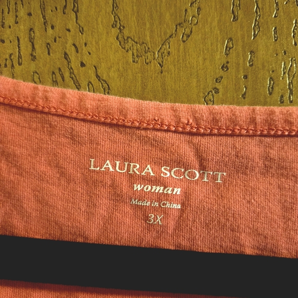 Laura Scott Coral Short Sleeve Tee - Picture 4 of 4